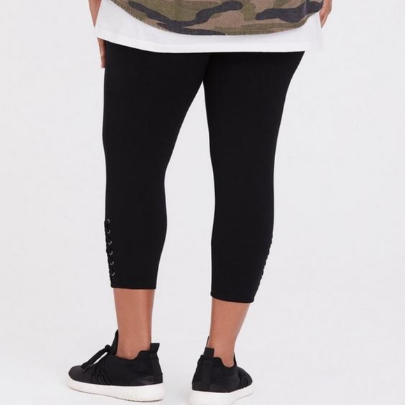 Crop Premium Legging - Lace-Up Black - Picture 2 of 6